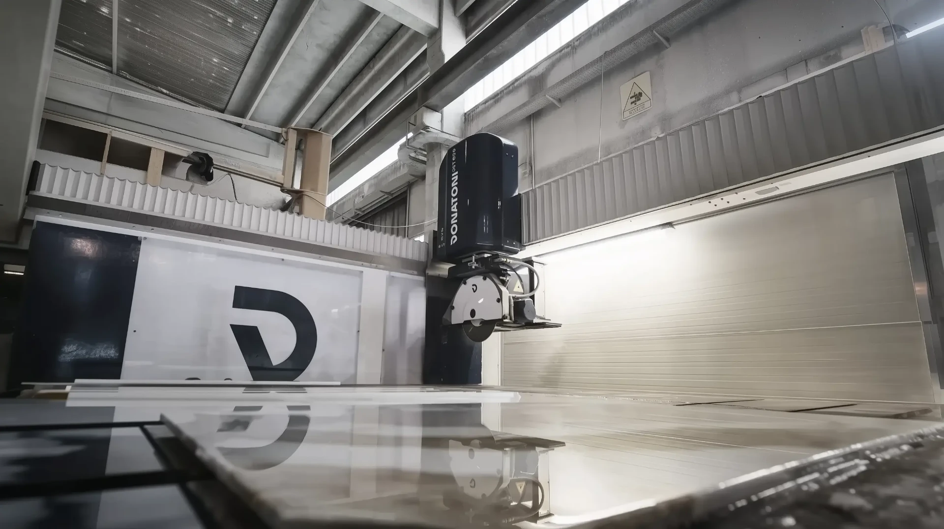 Laboratorio Marmareos: taglio di lastre di marmo con centro CNC a 5 assi
