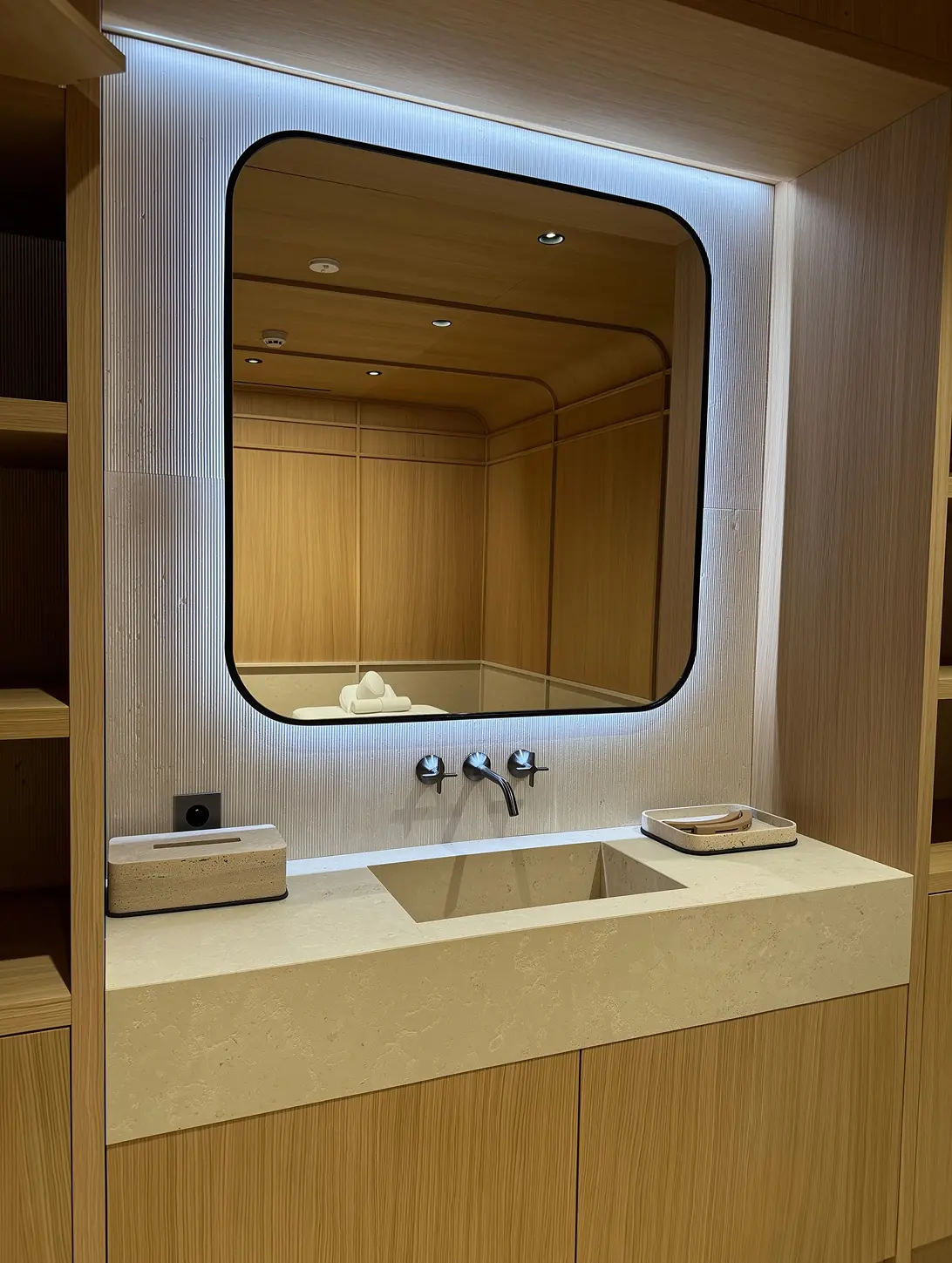 PRIVATE OFFICES — dettaglio 1 della lavorazione in pietra naturale